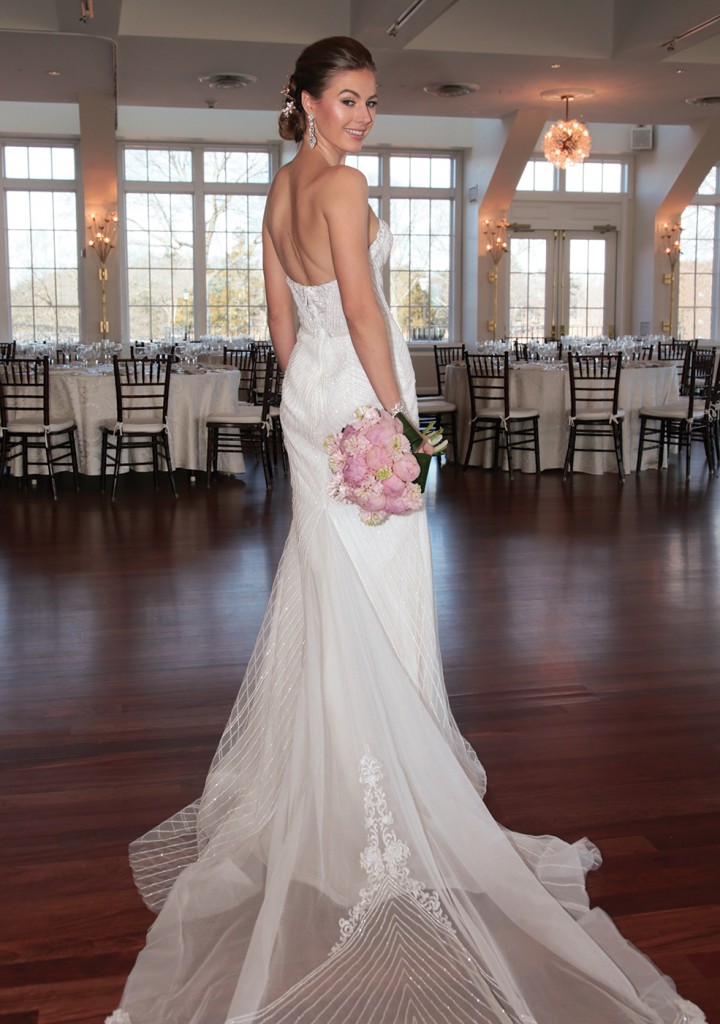 Gown: Jude Jowilson (Louise). Ariston Flowers