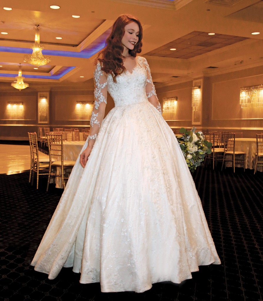 Gown: Dovita Bridal at Bossina Couture (Louisiana, $1800). Henry's Florist