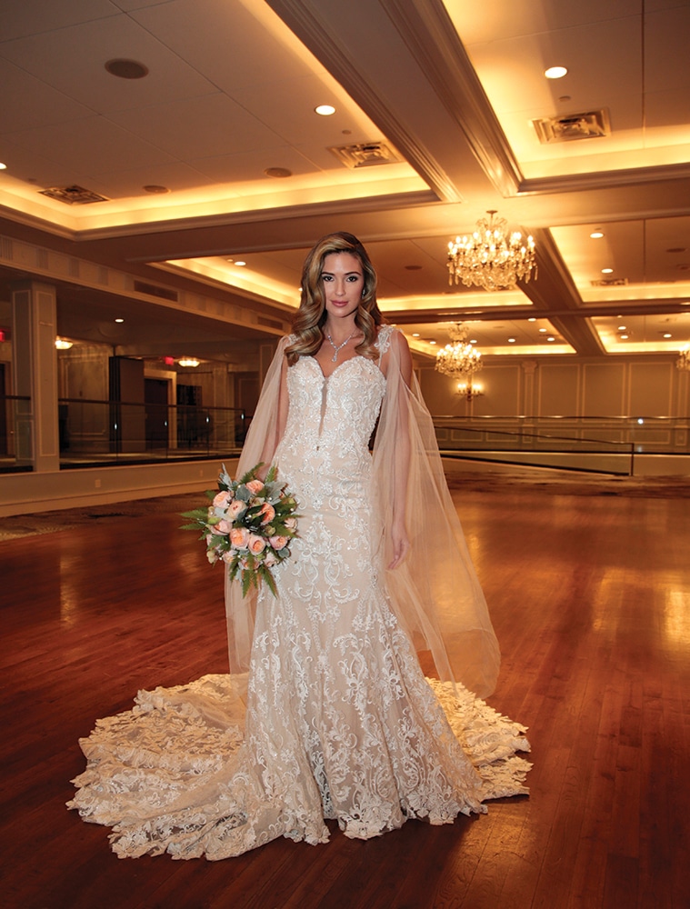 Gown: Eve of Milady (1637). Bouquet: Ariston Flowers.