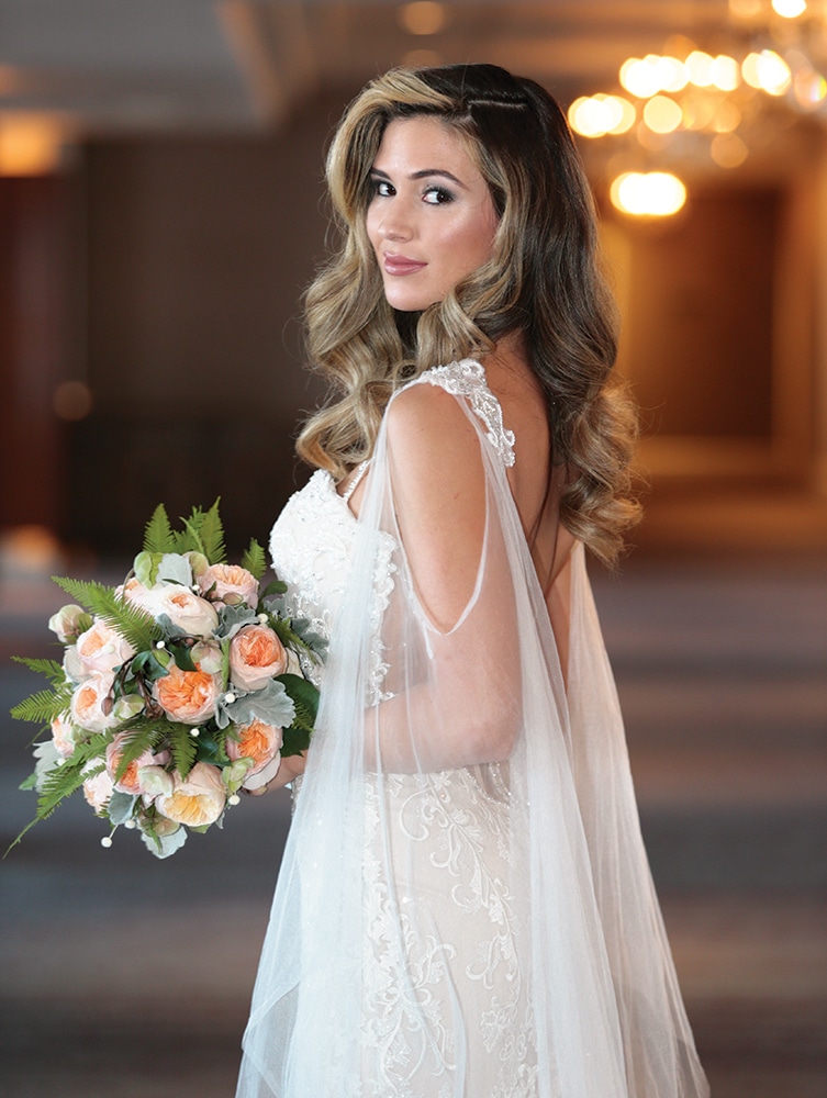 Gown: Eve of Milady (1637). Bouquet: Ariston Flowers.