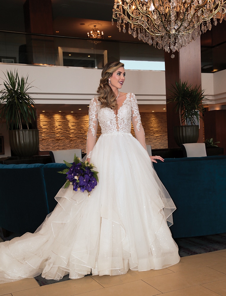 Gown: Eve of Milady (1639). Bouquet: Ariston Flowers.