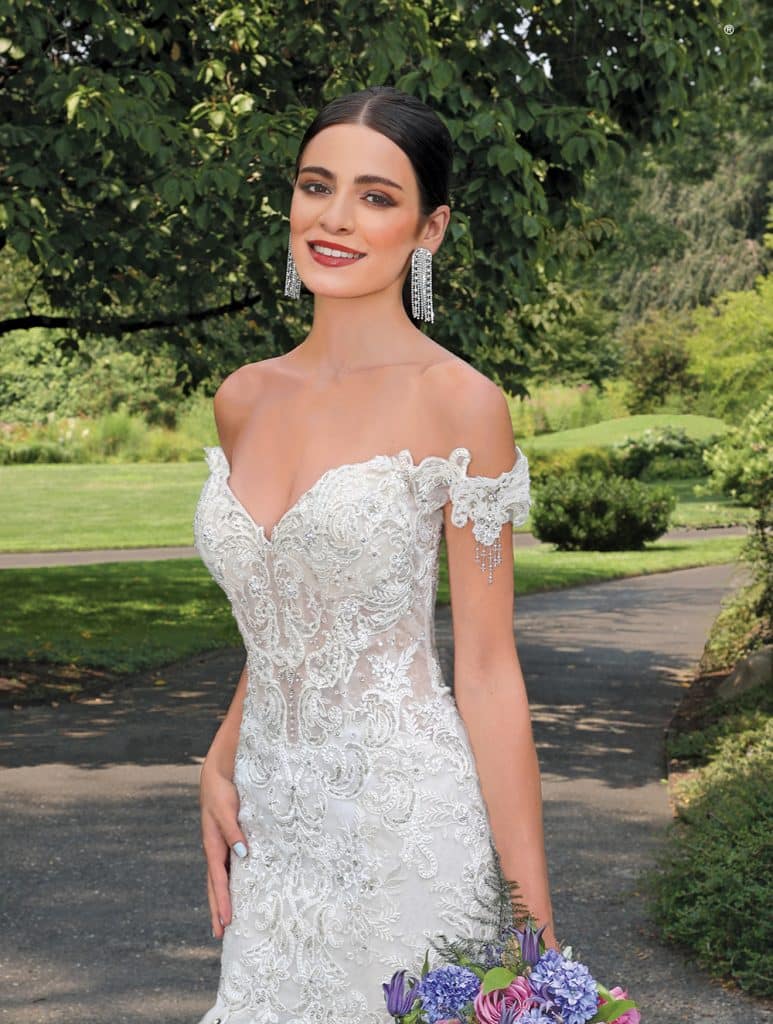 Gown: Eve of Milady (1640). Bouquet: Ariston Flowers.