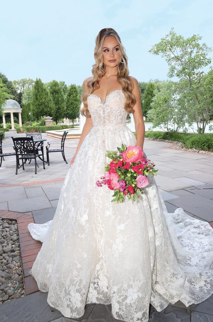 Gown: Eve of Milady (1662). Bouquet: Bespoke Floral.