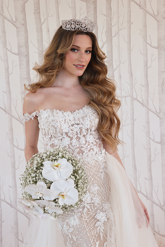 Gown: Eve of Milady (4398) Bouquet: Ariston Flowers